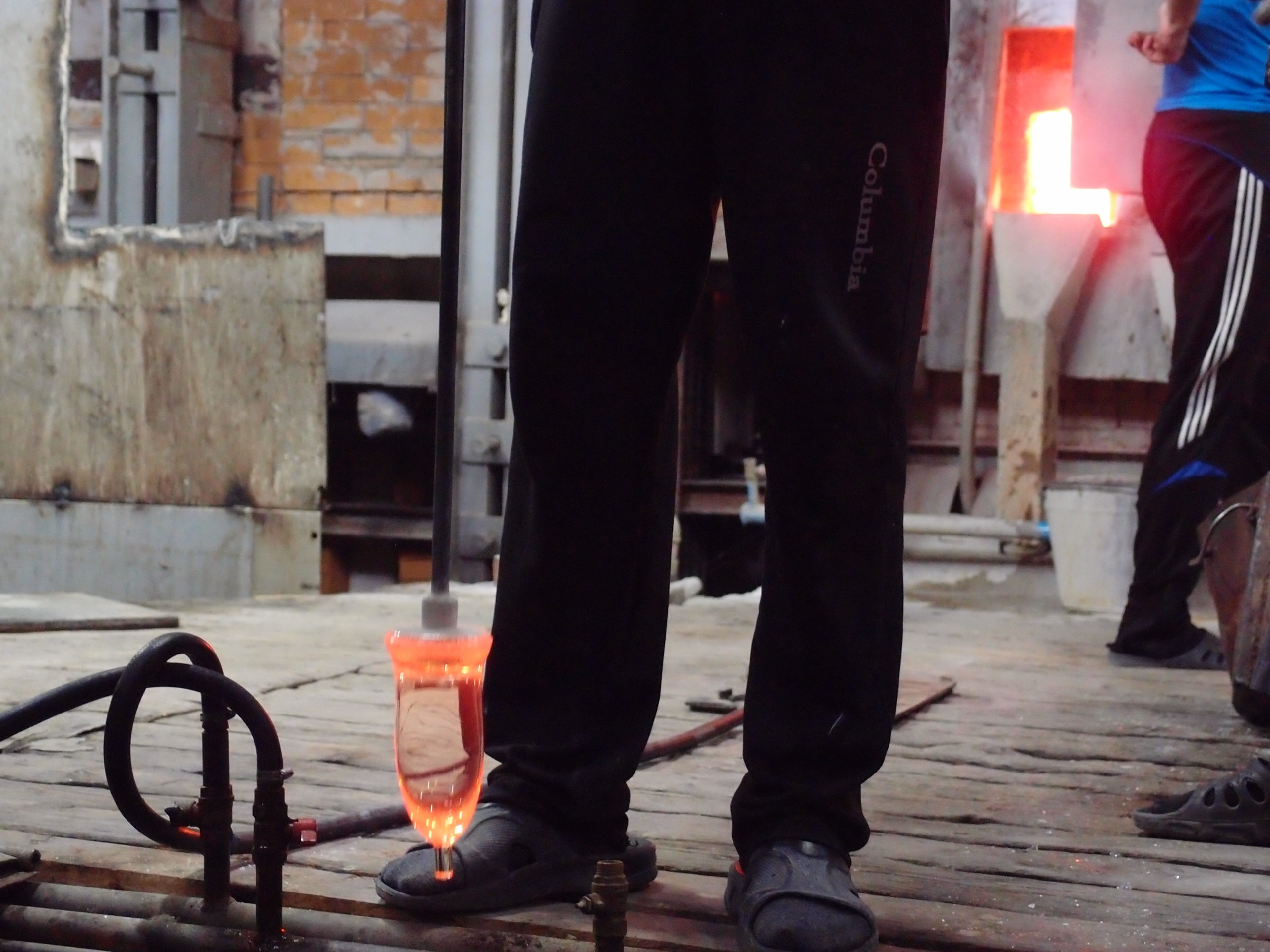 ガラス工房の作業風景