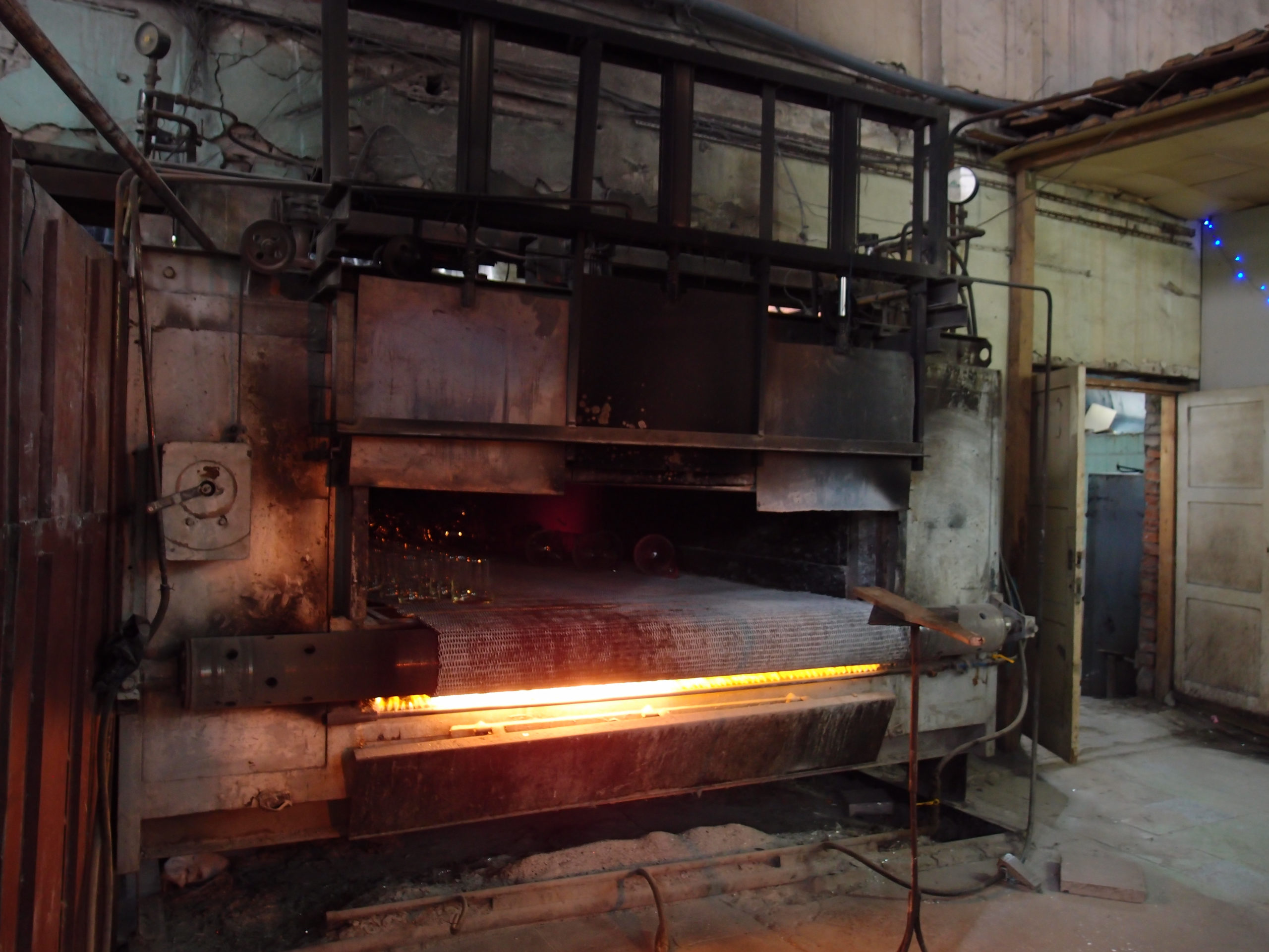 ガラス工房の作業風景