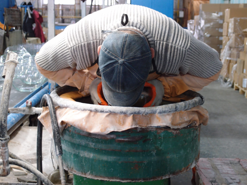 ガラス製品の制作風景