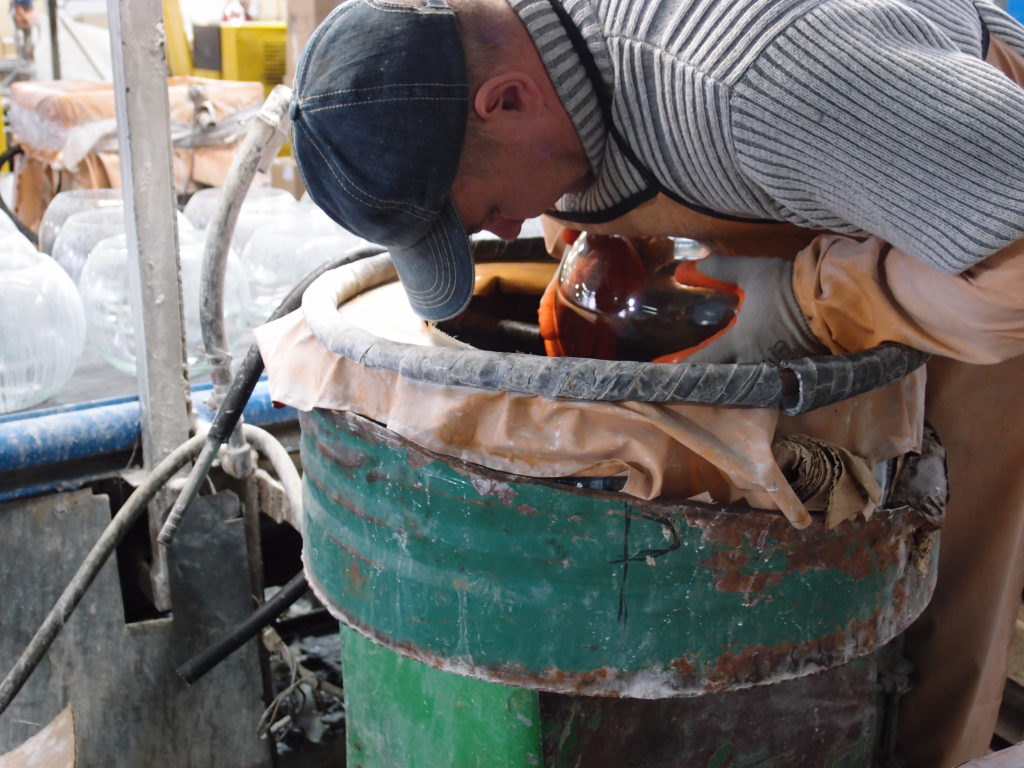 ガラス製品の制作風景